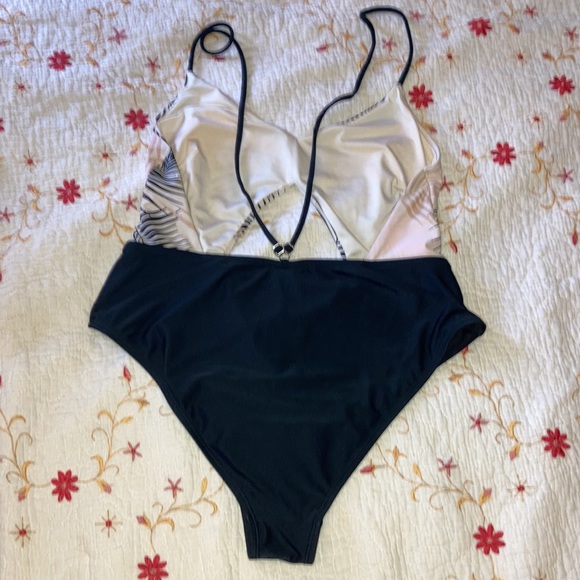 One piece - Picture 4 of 5